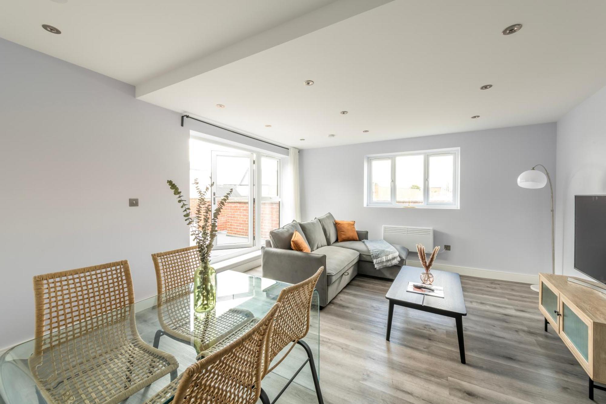 Modern Pent House Apartment - Central - 6 Guests * Abingdon-on-Thames